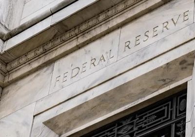 عضو بـ "الفيدرالي" يحذر من خفض الفائدة ورسوم "ترامب"