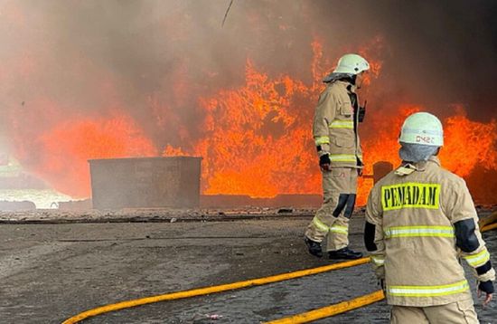 وفيات وإصابات في اندلاع حريق بناقلة نفط بإندونيسيا