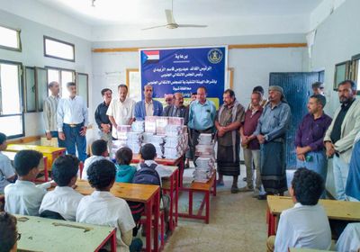 انتقالي شبوة يوزع الكتب المدرسية على عدد من المدارس