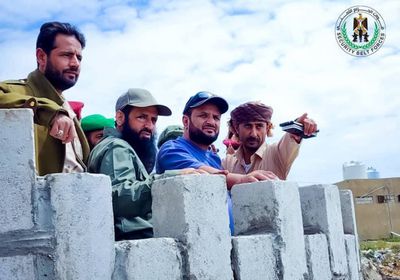 قائد الحزام الأمني يتفقد محور يافع القتالي