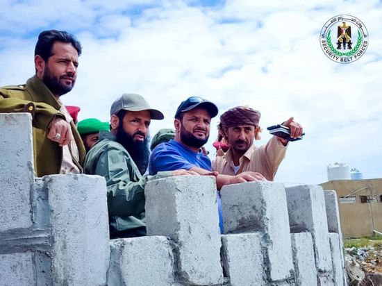 قائد الحزام الأمني يتفقد محور يافع القتالي