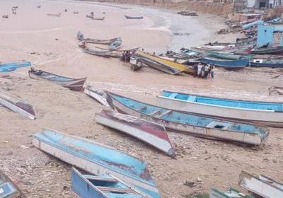 خفر سواحل حضرموت يسحب قوارب جرفتها السيول في الديس الشرقية