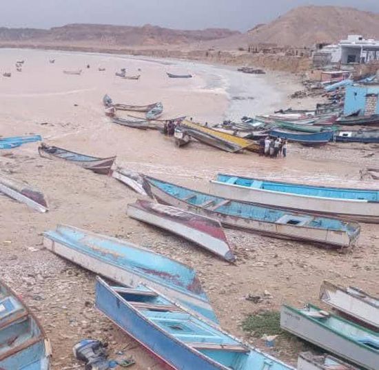 خفر سواحل حضرموت يسحب قوارب جرفتها السيول في الديس الشرقية