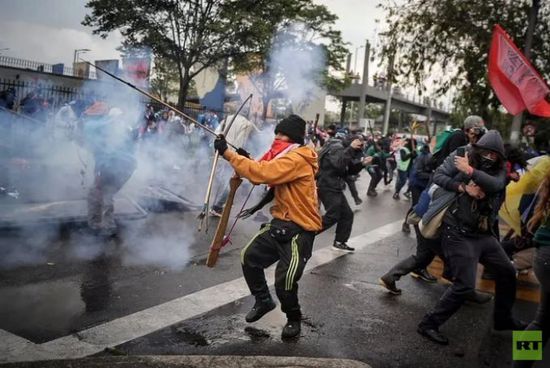 متظاهرون يهاجمون السفارة الأمريكية في كولومبيا