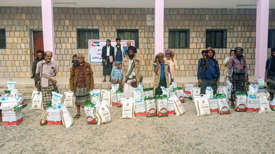 انتقالي مودية يوزع مساعدات على أسر الشهداء مقدمة من هلال الإمارات