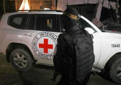 إسرائيل تتسلم جثتي رهينتين من الصليب الأحمر بغزة 