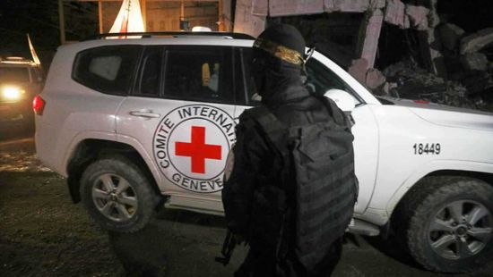 إسرائيل تتسلم جثتي رهينتين من الصليب الأحمر بغزة 