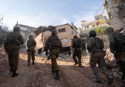 قوات الاحتلال تجرف جزءًا من شارع رئيسي بالضفة