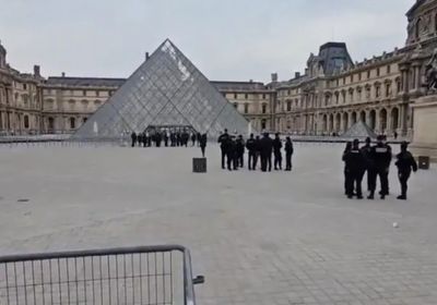 اختفاء مجوهرات ملكية.. متحف اللوفر يتعرض لعملية سطو في باريس