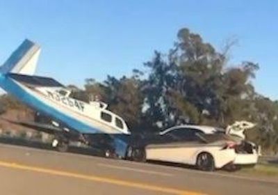 مقتل شخصين بحادث اصطدام طائرة شحن بمركبة أرضية