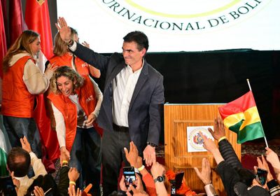 انتخاب السيناتور الوسطي اليميني رودريغو باز رئيسًا لبوليفيا