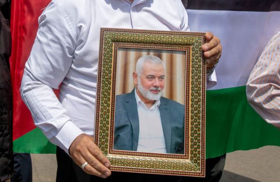 بينهم أفراد عائلة هنية.. إسرائيل تسمح بمغادرة عشرات الفلسطينيين من غزة