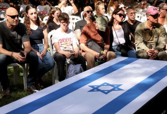 إسرائيل تتسلم من الصليب الأحمر جثماني رهينتين في غزة