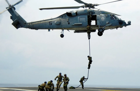 التحالف الدولي ينفذ إنزالًا جويًا شرقي دير الزور