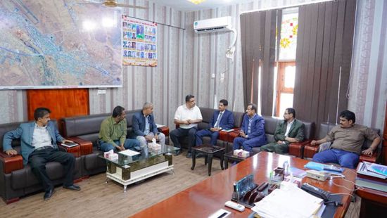 محافظ شبوة يؤكد ضرورة التخطيط الحضري لمواكبة توسع وحدات الجوار