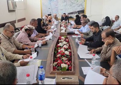 تنفيذي المنصورة يناقش سير أداء مكتب الصناعة والتجارة