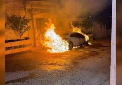 مستوطنون يحرقون مركبات فلسطينيين شرقي رام الله