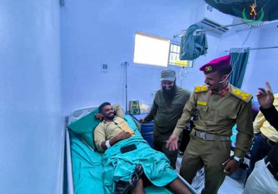 الوالي واليافعي يتفقدان جرحى الهجوم الإرهابي على المحفد