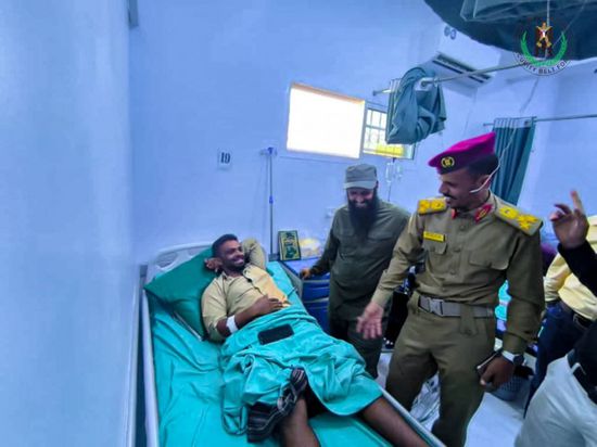 الوالي واليافعي يتفقدان جرحى الهجوم الإرهابي على المحفد