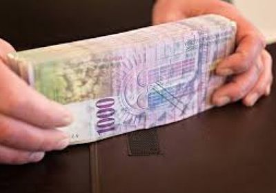 الفرنك السويسري يقترب من أعلى مستوياته أمام اليورو منذ عقد