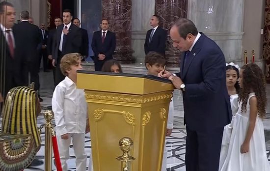 السيسى يوقّع على رسالة سلام من مصر إلى العالم