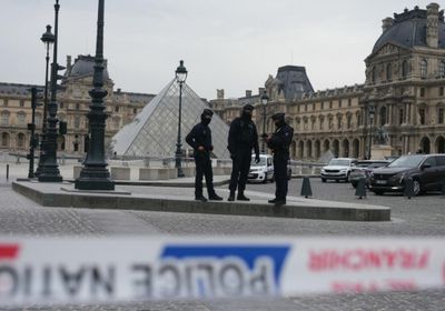 تفاصيل توقيف رجلين على خلفية سرقة المجوهرات من متحف اللوفر