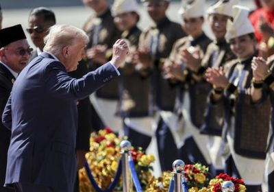 ترامب يبدأ جولة آسيوية مهمة بصفقات قبل اجتماعه مع الرئيس الصيني