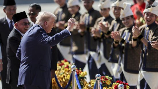 ترامب يبدأ جولة آسيوية مهمة بصفقات قبل اجتماعه مع الرئيس الصيني