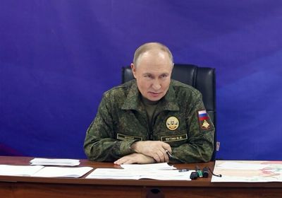 بوتين يزور مقر قيادة القوات المشتركة بالزي العسكري