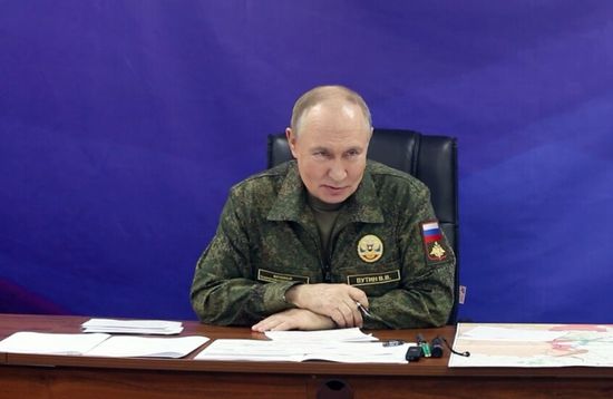 بوتين يزور مقر قيادة القوات المشتركة بالزي العسكري