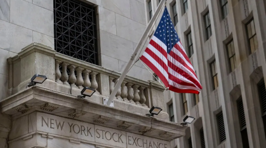 الخزانة الأمريكية تتدخل لدعم البيزو الأرجنتيني عبر بيع الدولار