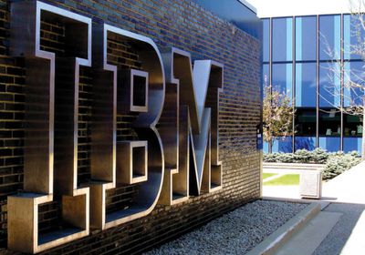 سهم "آي بي إم" يتراجع رغم النتائج الفصلية القوية