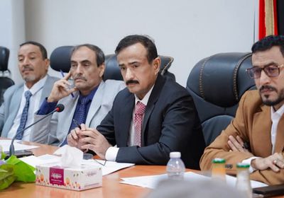 محافظ شبوة يوجه بتعزيز الأداء المؤسسي وتحسين الخدمات