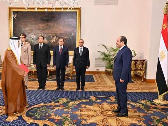 سفير الإمارات يقدم أوراق اعتماده إلى الرئيس المصري