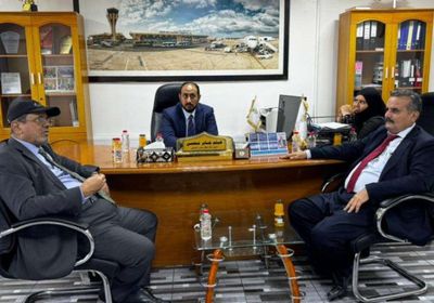 أمين عام الانتقالي يتفقد سير العمل في مطار عدن
