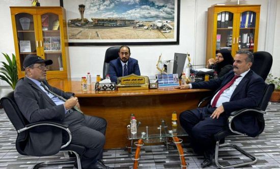 أمين عام الانتقالي يتفقد سير العمل في مطار عدن