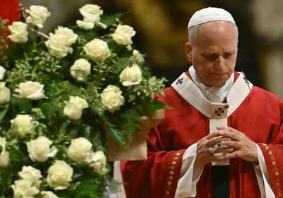 بابا الفاتيكان يصلي في موقع انفجار مرفأ بيروت