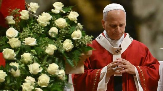 بابا الفاتيكان يصلي في موقع انفجار مرفأ بيروت