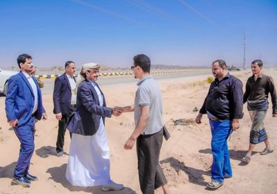 محافظ شبوة يتفقد سير مشروع تأهيل المدخل الغربي لمدينة عتق