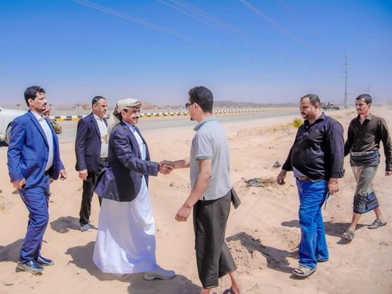 محافظ شبوة يتفقد سير مشروع تأهيل المدخل الغربي لمدينة عتق