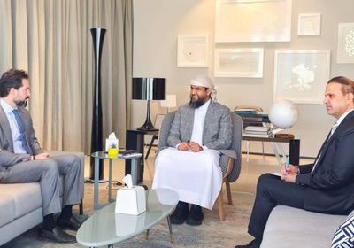 المحرمي والسفير الأمريكي يناقشان سبل الحد من تداعيات الأزمة الإنسانية