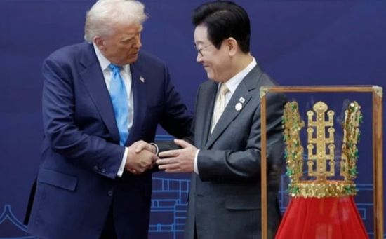 "الوسام الأكبر لموغونغوا".. كوريا الجنوبية تهدي ترامب تاجاً ملكياً