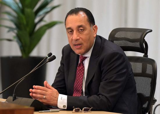 رئيس الوزراء المصري يستقبل نظيره الكويتي في مطار القاهرة