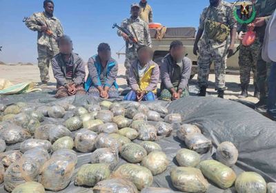 ضبط قارب يحمل 139 كيسا من الحبوب المخدرة بسواحل أبين