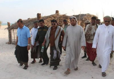 محافظ سقطرى يتفقد مخيم عومق السياحي في نوجد