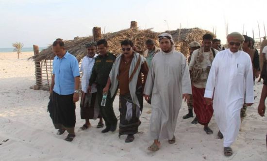 محافظ سقطرى يتفقد مخيم عومق السياحي في نوجد