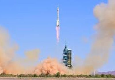 انطلاق الصاروخ الصيني "لونغ مارش-2إف" وعلى متنه ثلاثة رواد فضاء