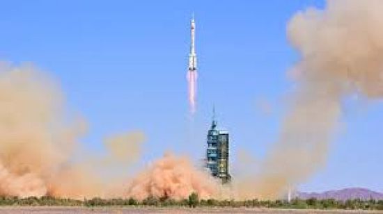 انطلاق الصاروخ الصيني "لونغ مارش-2إف" وعلى متنه ثلاثة رواد فضاء