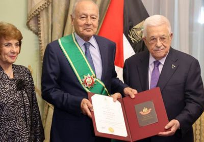 أبو مازن يقلد الأمين العام للجامعة العربية بالوشاح الأكبر من وسام فلسطين