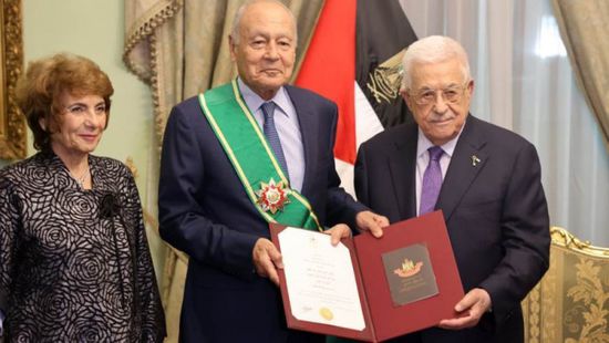 أبو مازن يقلد الأمين العام للجامعة العربية بالوشاح الأكبر من وسام فلسطين